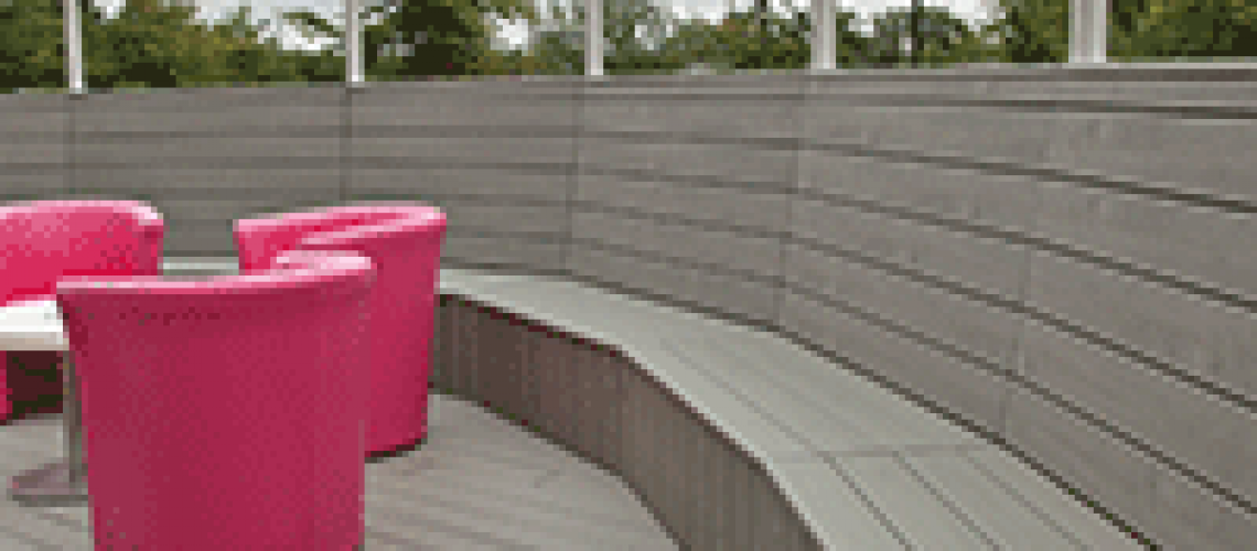 Terrasse-avec-fauteuils-roses-200